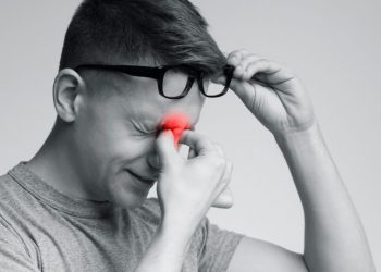 تشير أعراض العين إلى المشاكل التي تنشأ عندما ينسكب داخل العين المملوء بالسوائل (الخلط الزجاجي) ثم يعود إلى العين من خلال عملية تسمى الانسداد.