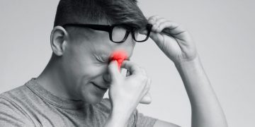 تشير أعراض العين إلى المشاكل التي تنشأ عندما ينسكب داخل العين المملوء بالسوائل (الخلط الزجاجي) ثم يعود إلى العين من خلال عملية تسمى الانسداد.